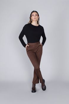 pantalones acampanados cropped de tejido jacquard chocolate check