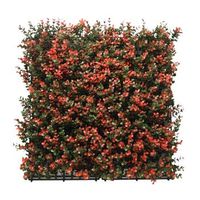 jardin artificial con flores rojas