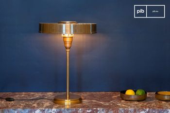 Lámpara de mesa de latón dorado
