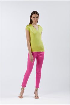 camiseta con cuello de pico y hombreras lemon s