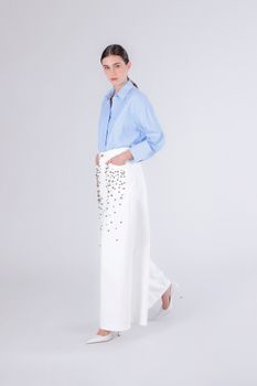 vaqueros anchos en denim toro con aplicaciones off white