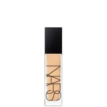 Base de maquillaje de resplandor natural de larga duración NARS Cosmetics (Varios tonos) - Salzburg