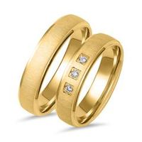 alianzas de oro con 3 diamantes