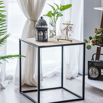Mesa auxiliar estilo industrial en acero negro