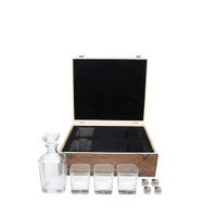cofre de whisky en madera con decantador