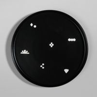 plato llano de gres negro con motivos