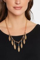 collar dorado de hojas