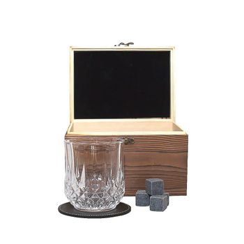 Cofre de whisky en madera con bajo plato y cubitos de hielo de piedra