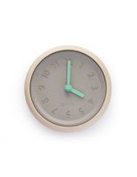reloj de pared en madera y hormigon agujas azules