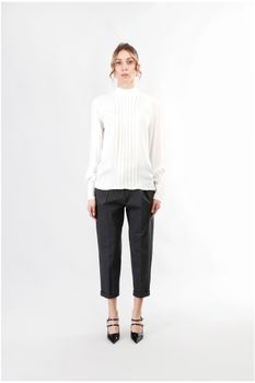 blusa con pliegues en la parte delantera y fajín en el cuello. butter