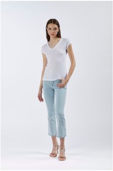 camiseta con cuello de pico y hombreras white