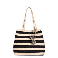 bolso shopping de rafia y lona rrcon charm de pompon black