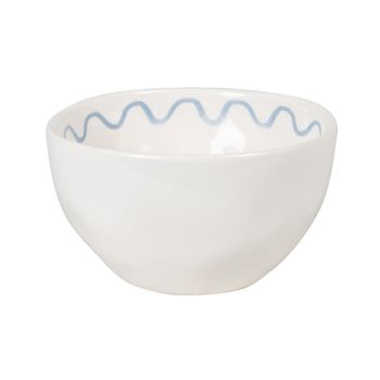 Bol de cerámica blanca con concha naranja