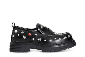 mocasín de mujer con tachuelas estampadas. black