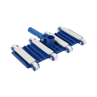 limpiafondos flexible con 8 ruedas para piscinas  dimensiones de 33 x 18 cm  fabricado en polietileno de alta flexibilidad  conexion para manguera de o 38 cm  sistema de fijacion por clip de o