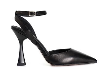 zapato de salón cerrado por delante y abierto por detrás en napa black