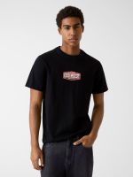 camiseta con logo estampado