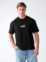 camiseta con logo bordado