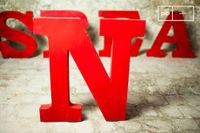 signo de la letra n en metal rojo