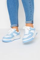 deportivas de suela gruesa blancas y azules en ancho especial