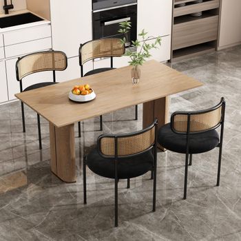 Juego de 4 sillas con respaldo de ratán y asiento de terciopelo negro.