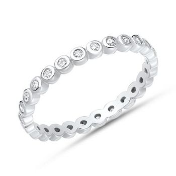Glamuroso anillo de plata con circonitas brillantes