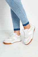 deportivas blancas y beige con suela gruesa en ancho especial