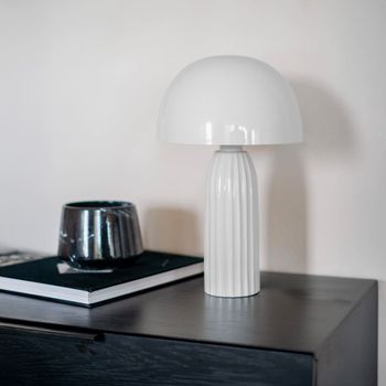 Lámpara de mesa de metal blanco con acabado brillante
