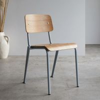 silla de fresno y metal gris