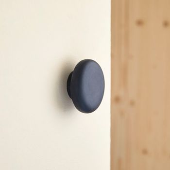 Colgador de terrazo negro