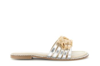 sandalias tipo zapatilla con tiras de piel laminada y accesorio de rafia silver