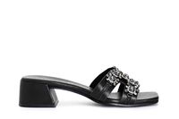 zapatilla de piel con complemento joya black