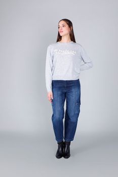 suéter de cuello redondo con escritura bordada grey