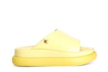 zapatilla de piel con banda grande y complemento. yellow