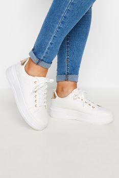 Deportivas Blancas Y Doradas Con Costuras En Zigzag En Ancho Especial
