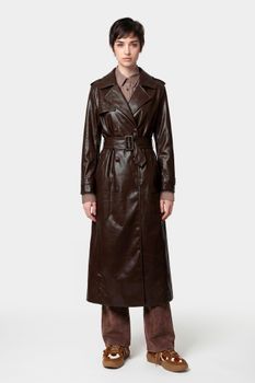 trench largo efecto piel dark brown 44