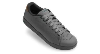 Par de zapatillas giro deed grises