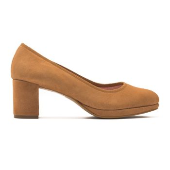 Zapato salón en ante color camel, tacón cuadrado forrado. Modelo: Isis