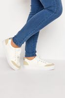 deportivas blancas con detalle de serpiente en ancho especial