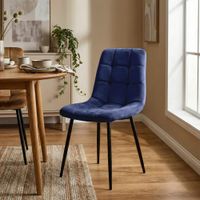 silla con patas de metal y asiento en terciopelo azul