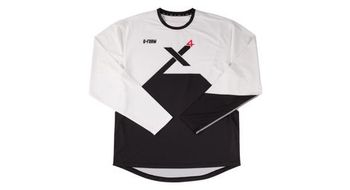 Camiseta de manga larga g form pro x4 blanco negro