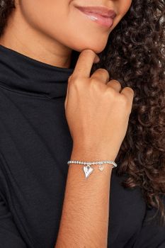Pulsera Plateada Con Dijes De Corazones