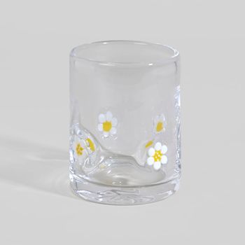 Vaso de vidrio con flores blancas y amarillas