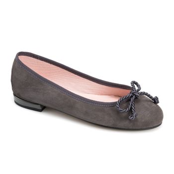 Bailarina ante gris oscuro