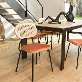 Set de 2 sillas de metal negro, terciopelo naranja y respaldo de ratán