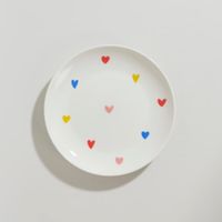 plato de postre de porcelana blanca con corazones