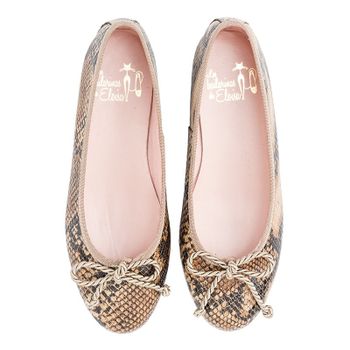 Bailarina plana de piel tipo boa, en tonos beige y marrón con cordón grueso.