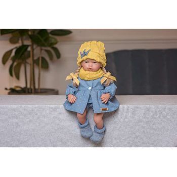 Muñeca Ana 38 Cm Pelo Rubio Con Dos Trenzas, Vestido Azul A Lunares Gorro Y Bufanda (sin Mecanismo) (muñecas Guca - 910sm)