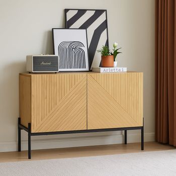 Vitrina de madera con motivos geométricos