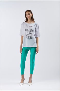 camiseta con estampado y aplicaciones en el escote white